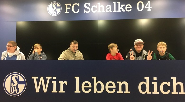 Eine Auswahl an Schülern der Löchterschule beim Aktionstag auf Schalke - hier bei der Pressekonferenz